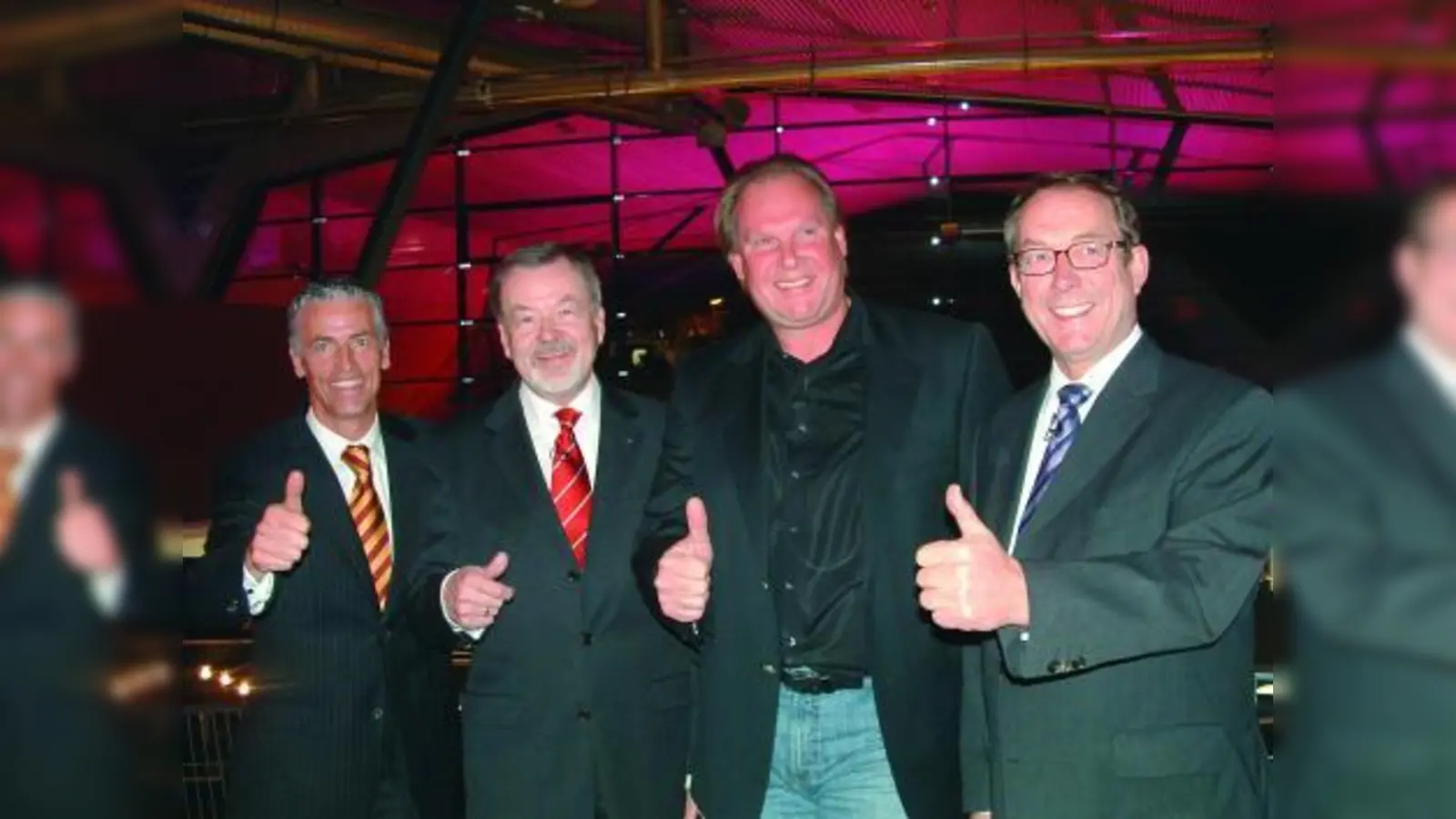 Schub geben und Kernkompetenz herausheben: v.l. Kurt Baumgärtner, Gienger München KG, Dr. Franz Koog, Vertreter der Industrie, Innungsobermeister Wilhelm Zinoni und Heinz Wippich, Gienger Holding. (Foto: bb)