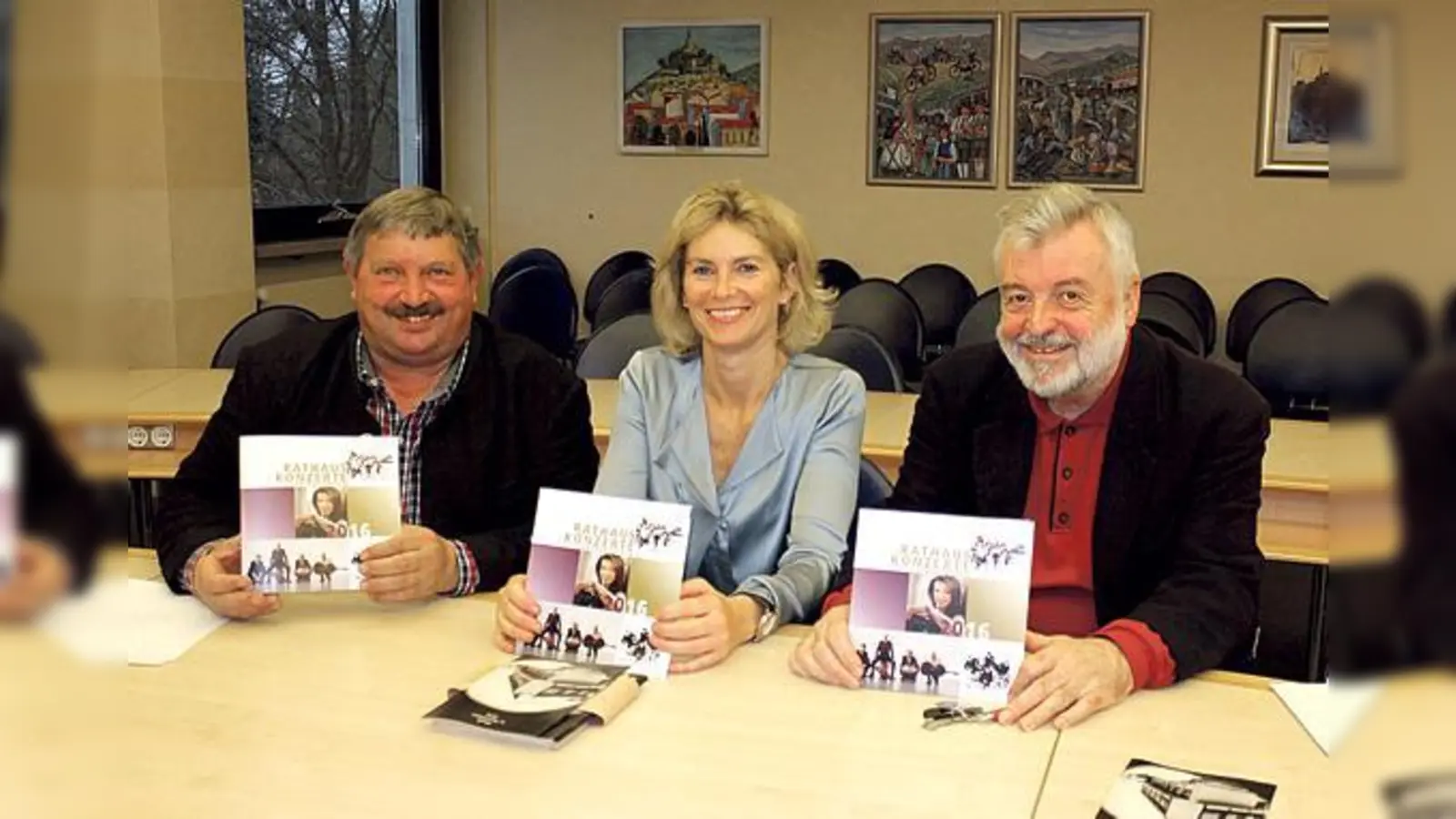 Georg Reitsberger, Sabine Zacher und Kurt Schneeweis sind sichtlich zufrieden mit dem neuen kulturellen Jahresprogramm für 2016 (v. li.).	 (Foto: Stefan Dohl)