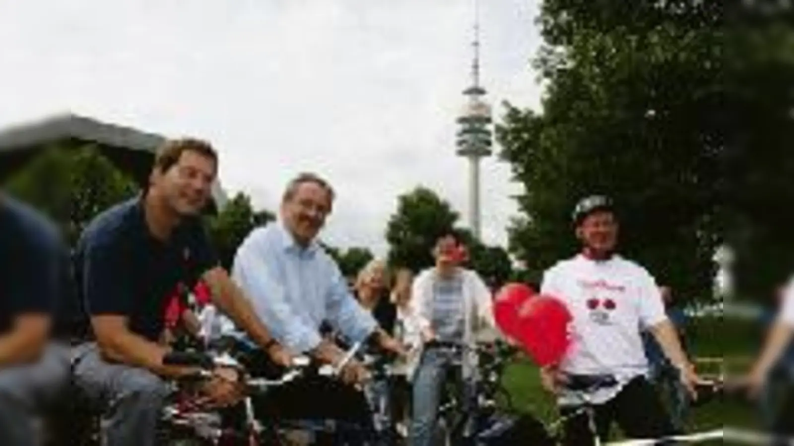 Am Start: Dr. Axel Berg, MdB, OB Christian Ude, Bürgermeisterin Christine Strobl, Franz Maget, MdL (v. li. n. re.), hinten: Stadträtin Constanze Lindner-Schädlich und Bezirksrätin Ruth Waldmann.	  (Foto: Roucka)