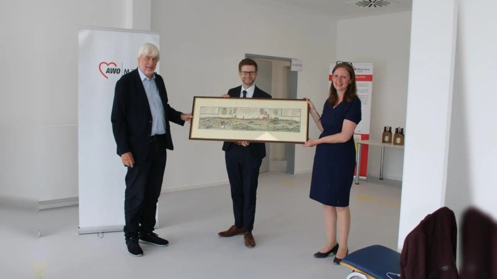 Kleine Eröffnungsfeier im Hermann-Memmel-Haus (v.l.): Jürgen Salzhuber (Vorsitzender Thomas-Wimmer Stiftung), Jens Luther (Stadtrat), Karin Häringer (Geschäftsführerin AWO München ConceptLiving GmbH). (Foto: AWO München-Stadt)