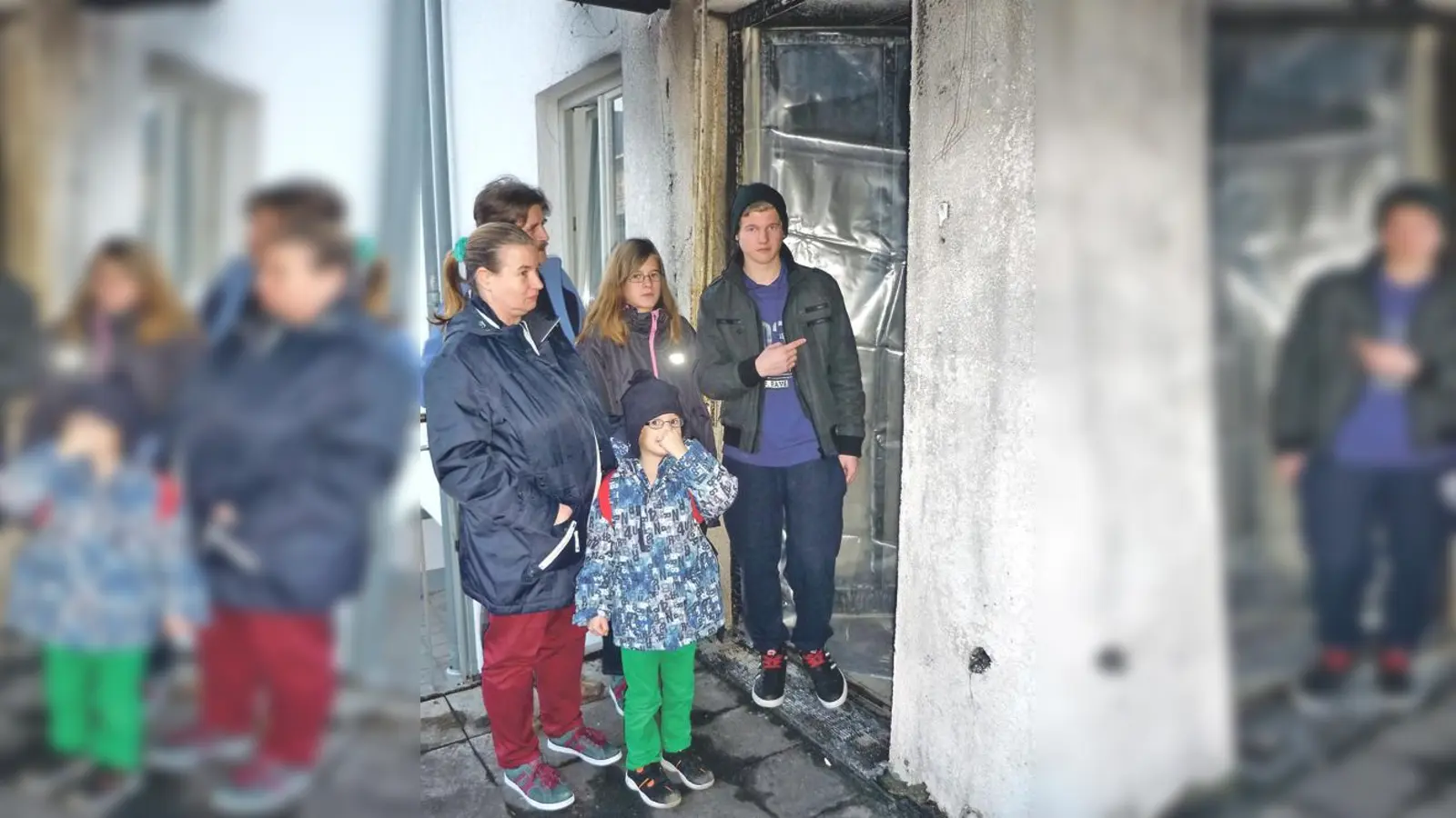 Familie Holzner auf ihrem völlig verrußten Balkon. Ihr Zuhause ist zurzeit unbewohnbar.	 (Foto: privat)