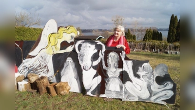 Gisela Forster hat im Garten ihres Kunsthauses am Wörthsee eine utopische Verkündungsgeschichte inszeniert. (Foto: pst)