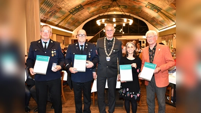 Feierlich geehrt wurden Georg Spenger (l.), Stefan Pichler (2. v. l.), Zahra Taher und Alfons Kraft (r.). Sie freuen sich zusammen mit Bürgermeister Dr. Dietmar Gruchmann (Mitte) über ihre Ehrenurkunden. Am Abend entschuldigt waren Manfred Hicker und Franz Kratzl. (Foto: Felix Benjamin Brümmer)