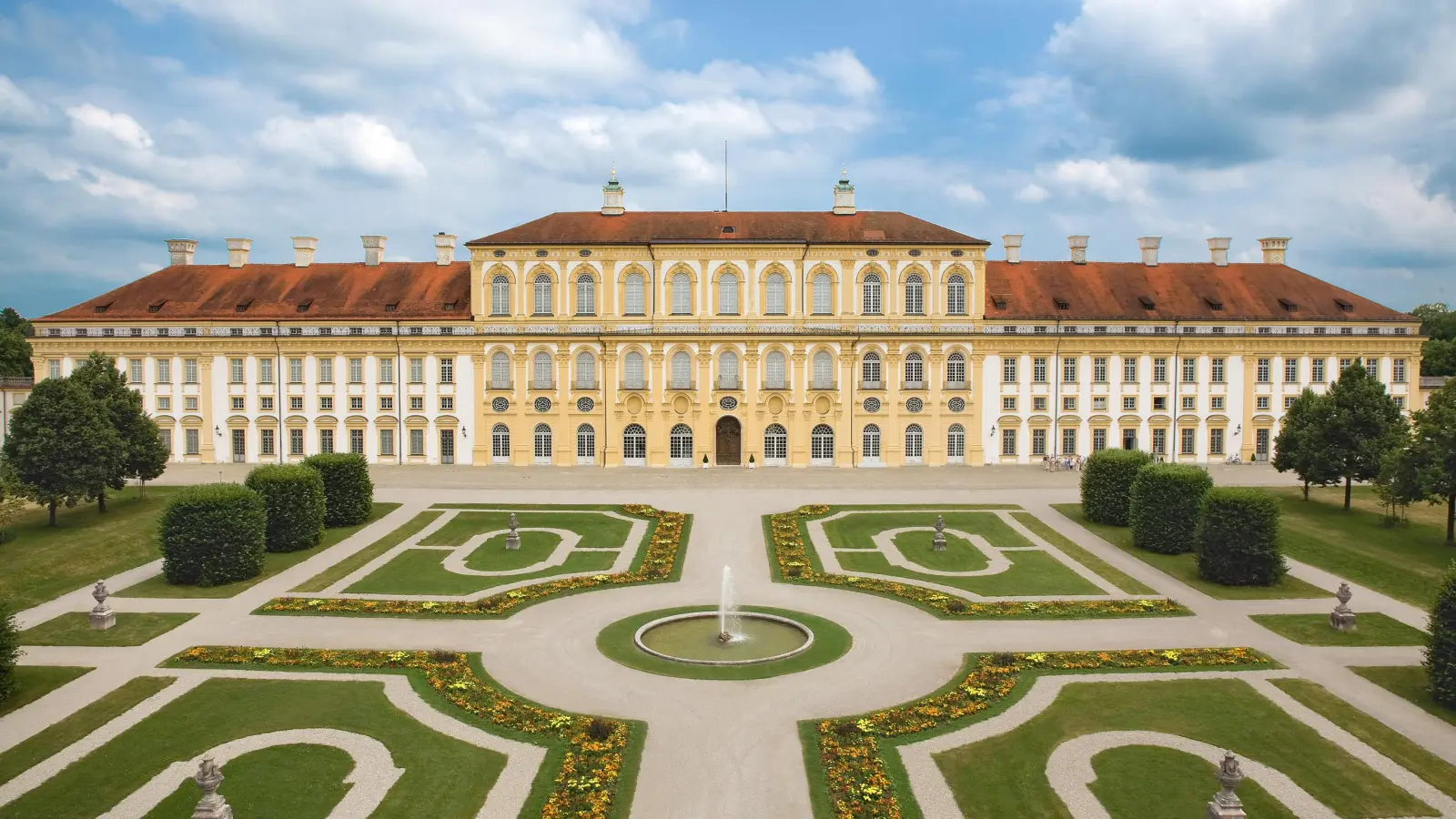 Welche Rolle die Symmetrie in Neuen Schloss Schleißheim spielt, erfahren die Teilnehmer an der Familienführung.  (Foto: Bay. Schlösserverw., Andrea Gruber/ Maria Scherf)