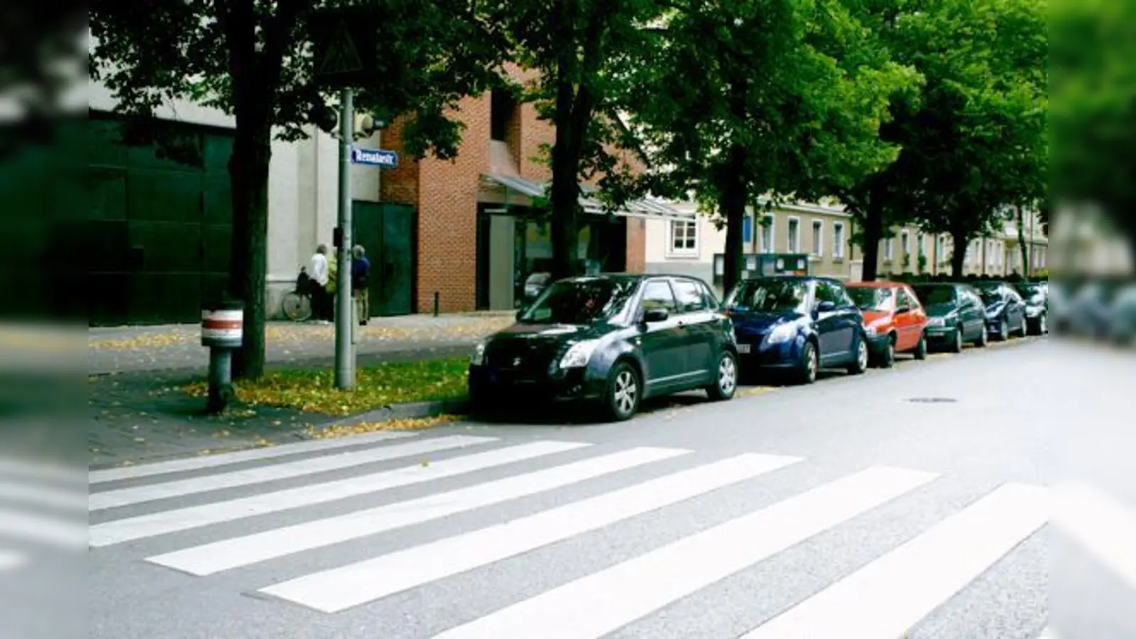 Der BA 9 setzt sich für ein Parkverbotszeichen auf dem Straßenboden vor dem Zebrastreifen in Höhe der Pfarrkirche St. Clemens ein.	 (Foto: sb)