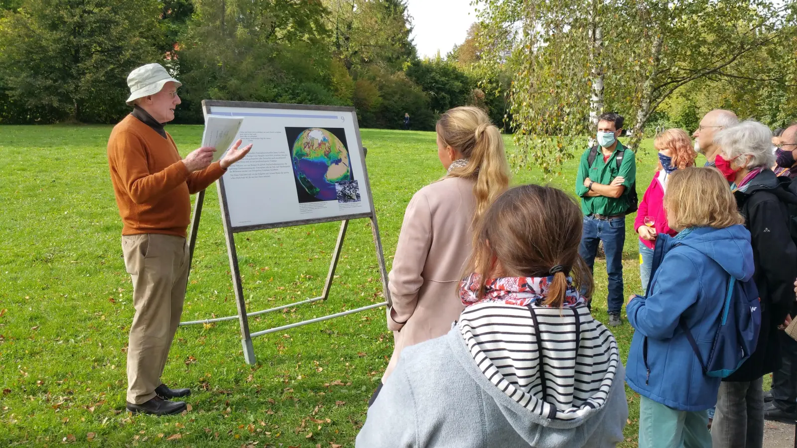 Hans-Rüdiger Zulliger erklärt die Ausstellung "Schritte durch die Zeit". (Foto: Marc Haug)
