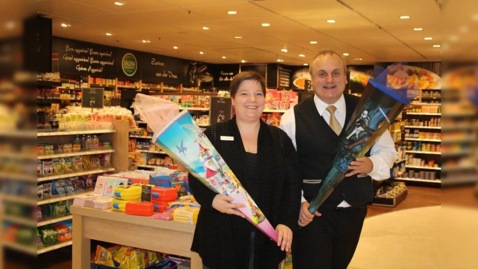 Ab 8. September beginnt in der Galeria Kaufhof am Rotkreuzplatz der Schulmarkt: Martina Keller und Harald Sander präsentieren Schultüten. (Foto: sb)