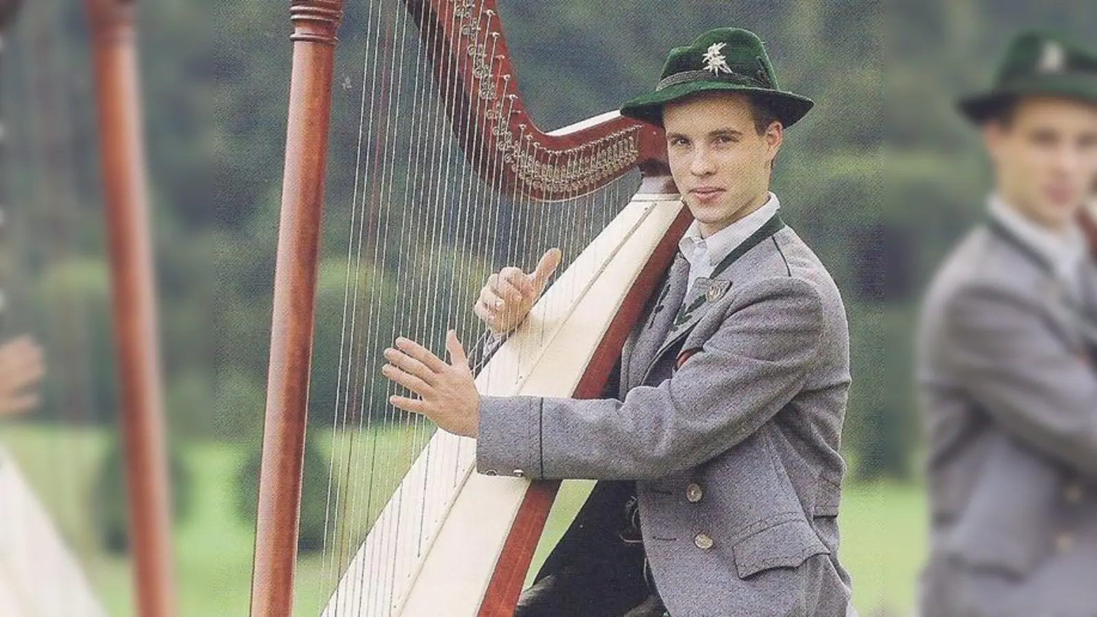 Der junge Sepp Wörner aus Eschenlohe (bei Garmisch- Partenkirchen) mit seiner Harfe.	 (Foto: Otto Hartl)