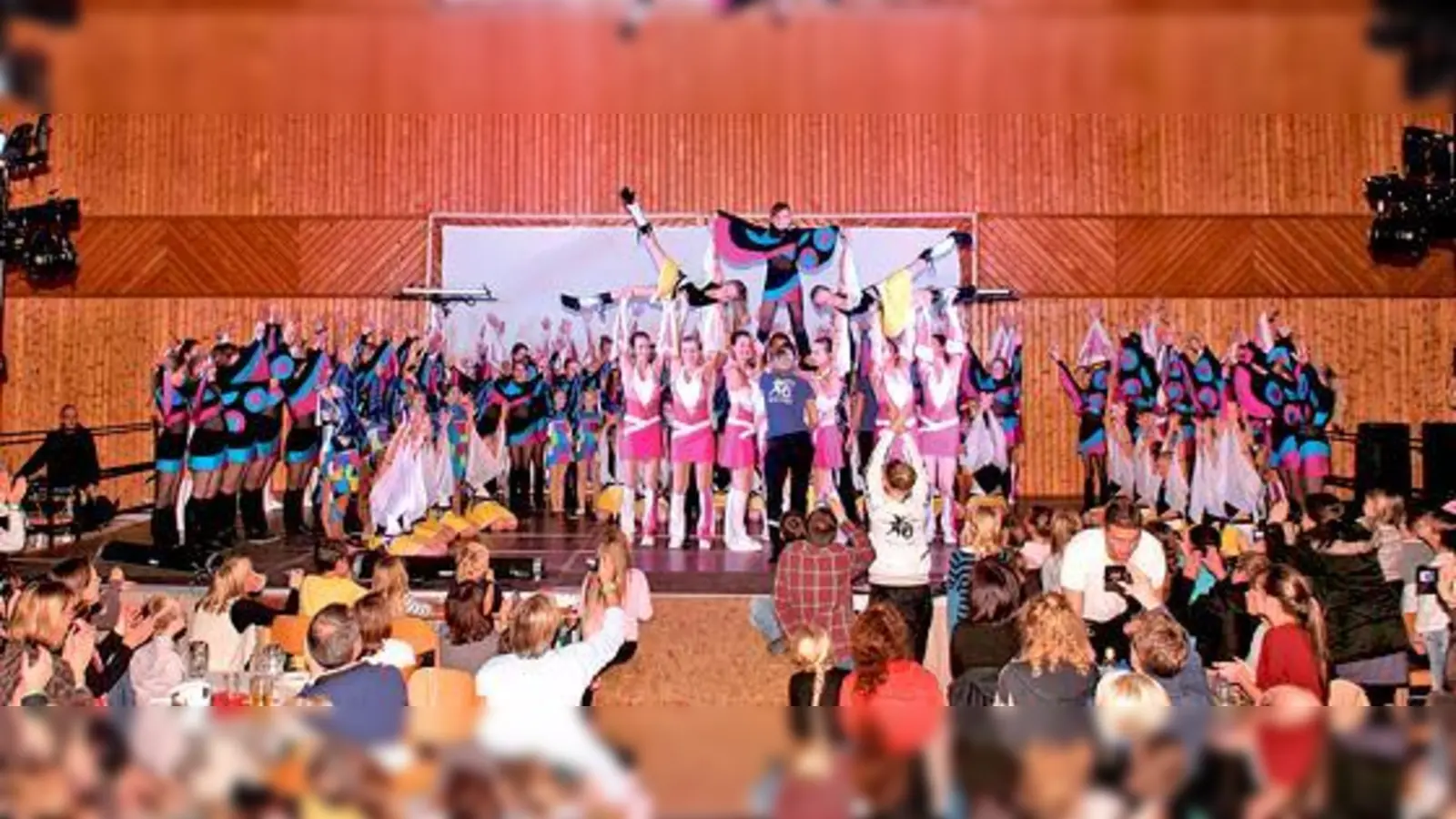 170 Jugendliche tanzen bei Dance United, eine Jugendarbeit, die dem jungen Verein viel Respekt einbringt, aber natürlich auch finanziert werden muss. Unser Bild entstand beim  Jugendfinale im Rahmen der Premiere. 	 (Foto: sy)