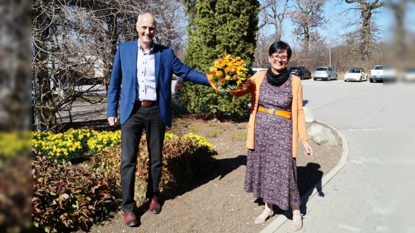 Blumen für die scheidende Schulleiterin Marion Otto gab es von Seefelds Bürgermeister Klaus Kögel. (Foto: pst)