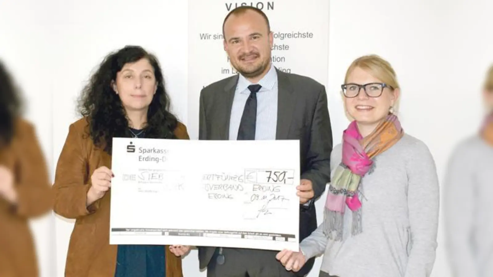 Gisela van der Heijden, Christopher Ruthner und Stephanie Rieder (v. li.) bei der Scheckübergabe.	 (Foto: Danuta Pfanzelt)