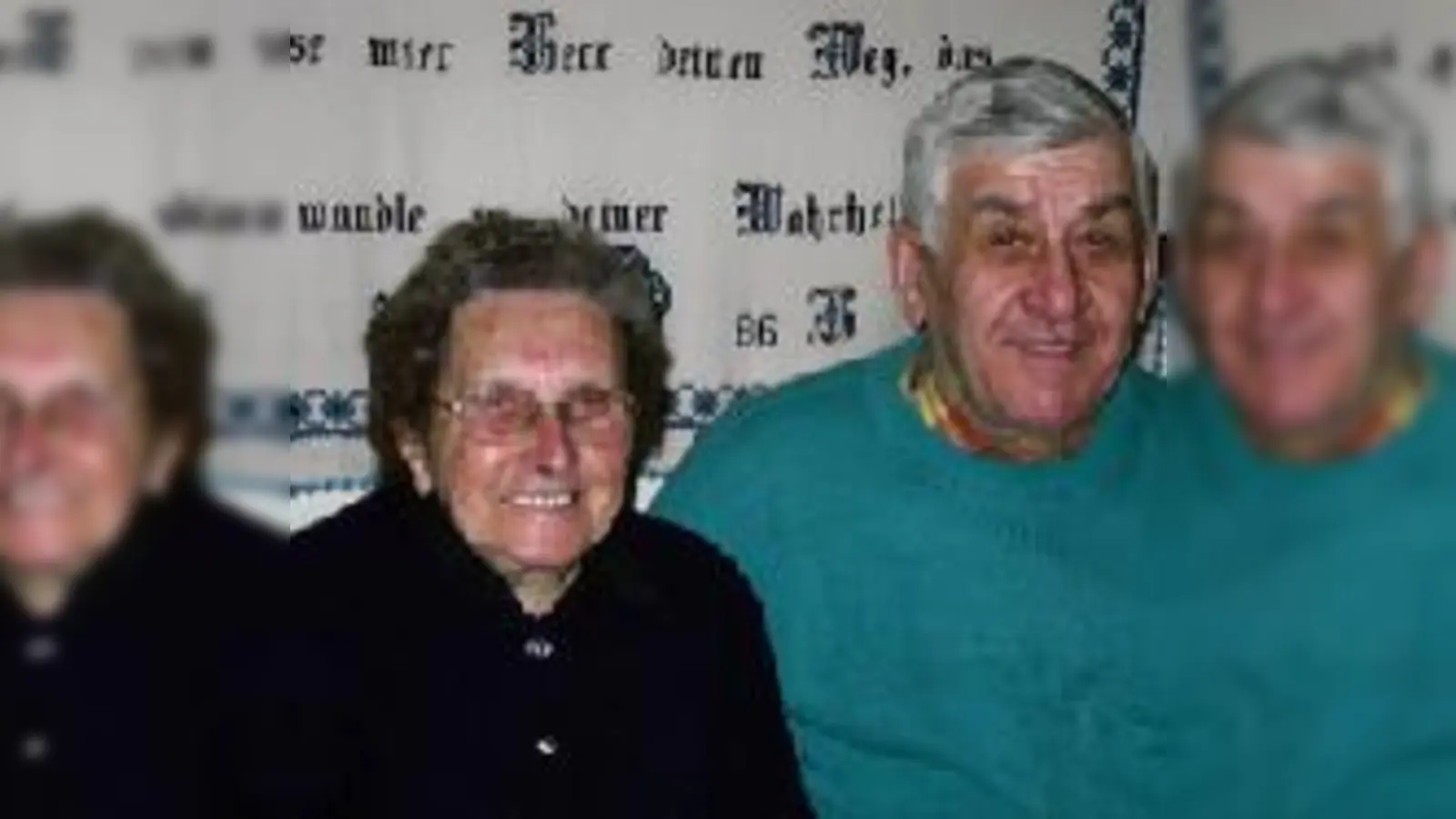 Agnetha und Johann Henning bekamen zu ihrer Diamantenen Hochzeit Besuch vom Garchinger Stadtoberhaupt.	 (Foto: Stadt Garching)