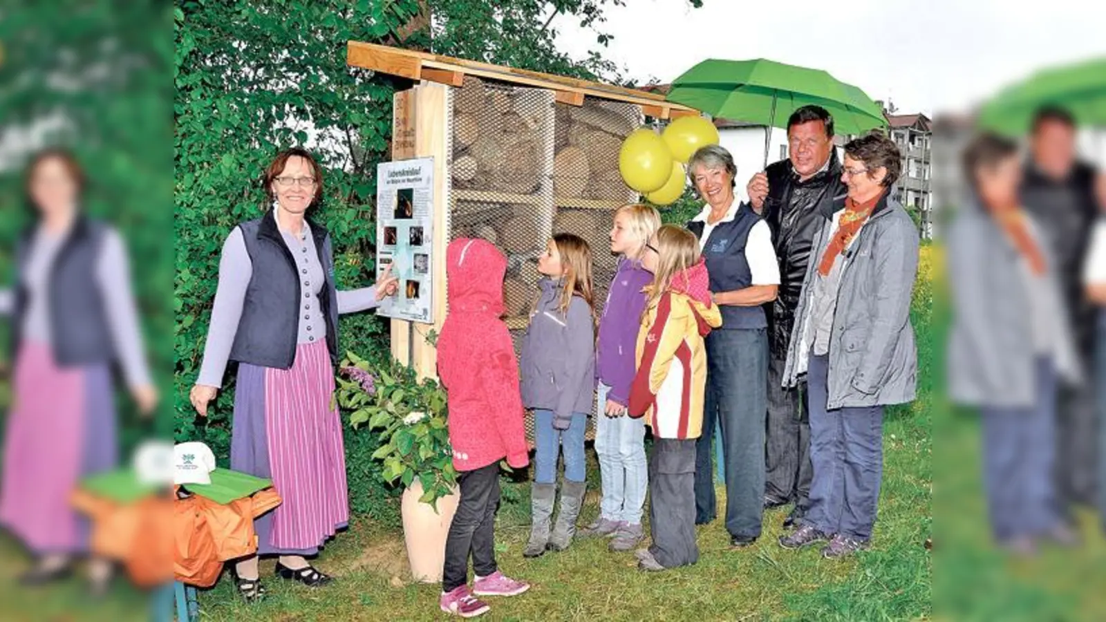 Roswitha Holzmann und Jutta Judt mit Schulkindern der 3a, Bürgermeister Piet Mayr und Margit Fichtl bei der Einweihung des Insektenhotels (v. li.).	 (Foto: S. Föll)