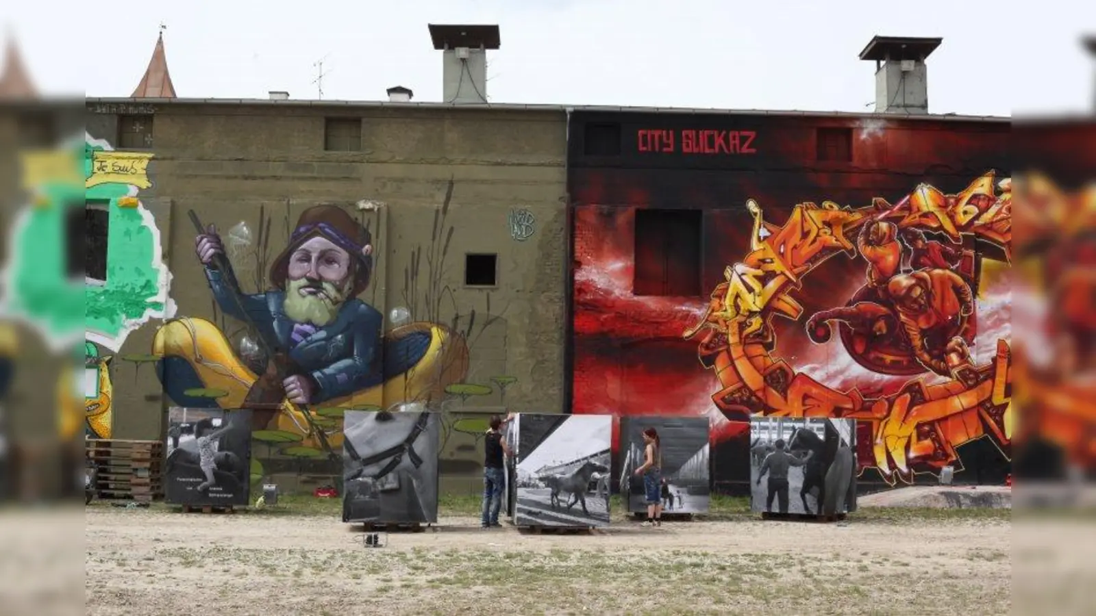 Aufbau der Fotoinstallation auf dem alten Viehhofgelände, im Hintergrund die Panels der Graffitti-Artists (2015) (Foto: Andreas Bohnenstengel)