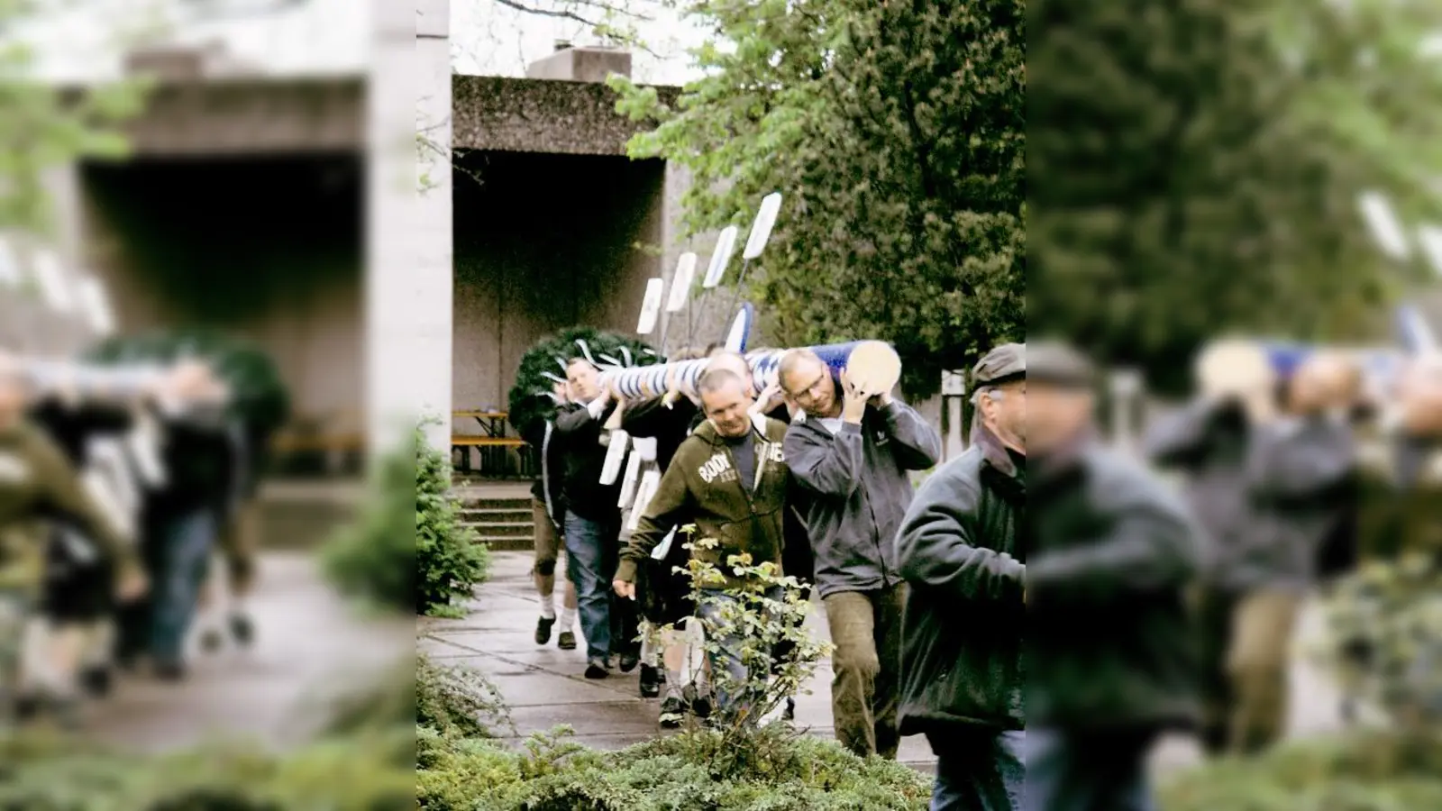 Mit Manneskraft und guter Laune wurde der Maibaum aufgestellt.	 (Foto: VA)