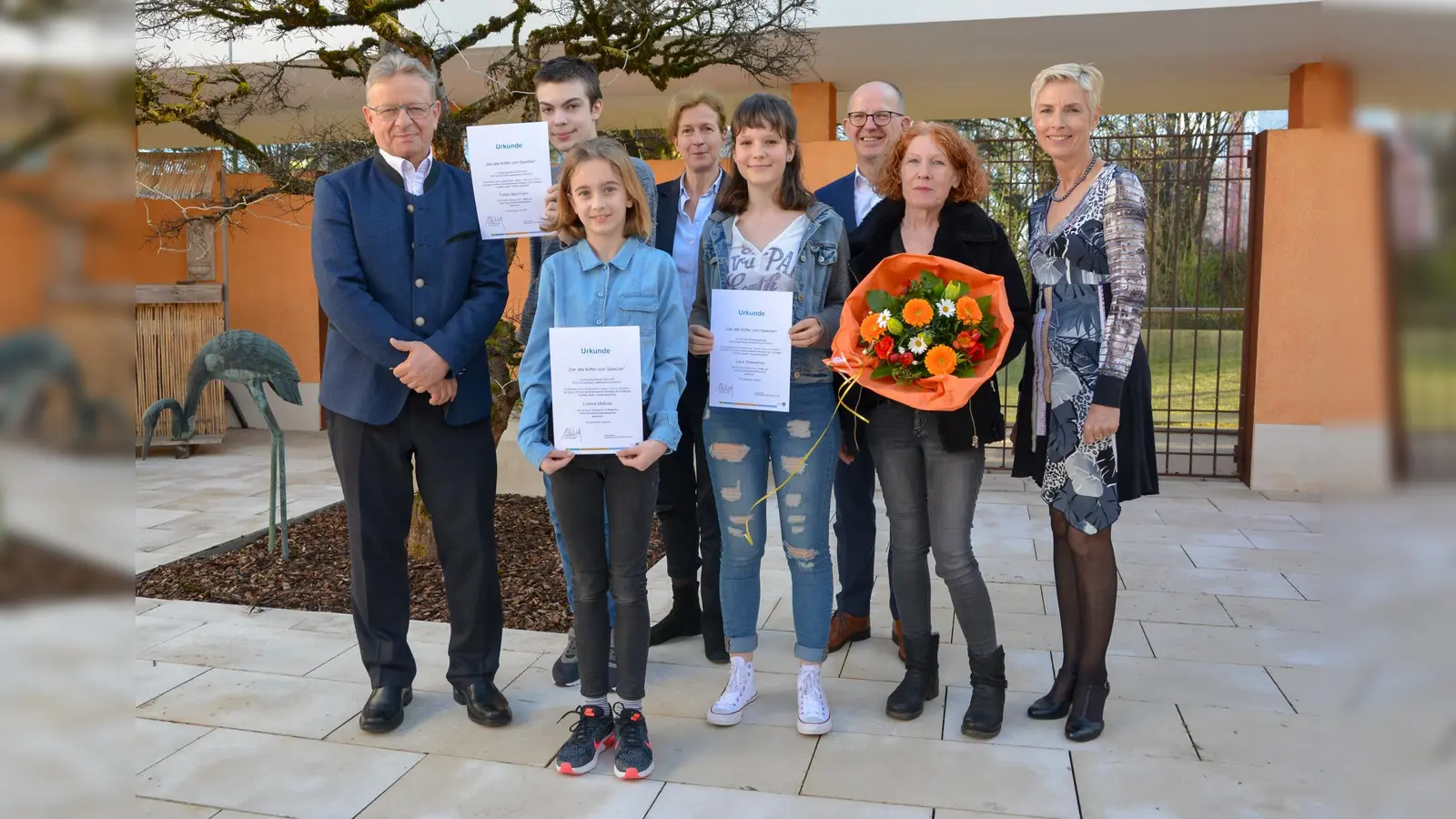 Die Jury und die Preisträger des 11. KWA Schülerliteraturwettbewerbs Region München (von links): Dr. Harald Parigger (Juror), Tristan Bachmann (2. Preis), Lorena Meßner (2. Preis), Dr. Gabriele König (Jurorin), Lena Stoewahse (1. Preis), Dr. Stefan Arend (KWA Vorstand), Monika Bittl (Jurorin) und Gisela Hüttis (Wettbewerbsleiterin). (Foto: Jörg Peter Urbach/KWA)
