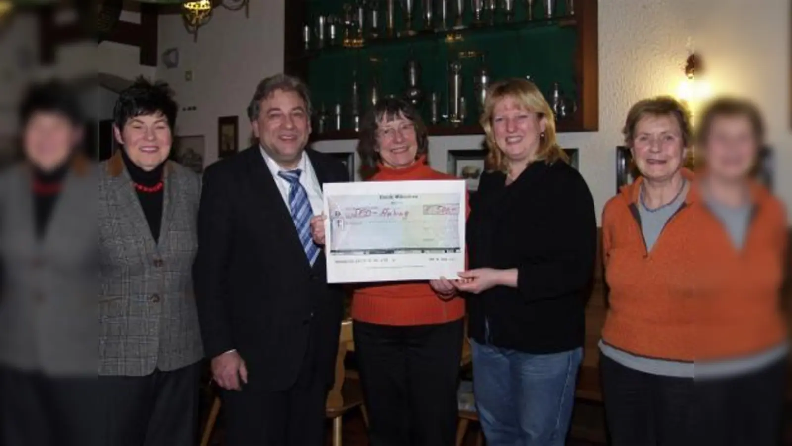 Kurz vor der Sitzung konnte Hiltrud Starke (M.), die ein Tafel-Team in St Lukas am Westkreuz leitet, einen Scheck über 500 Euro entgegennehmen. Übergeben wurde der Erlös des Christlkindlmarktes von den SPD-Organisatoren (v.l.) Brigitta Bacak, Josef und Monika Assal sowie Christa Schlierenkämper. (Foto: Eva Schraft)