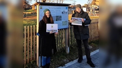  Anja Gevers und Frank Strathmann präsentieren den neuen Geo-Kalender 2025 an der Geo-Lehrpfad-Station S2 „Baumgartener Trockental“ in der Flinspachstraße. (Foto: Strathmann)
