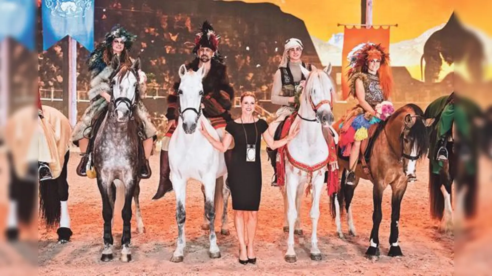 Michelle Hunziker war von der Show EQUILA begeistert. Dass sie zum Schlussapplaus mit den Hauptdarstellern aufs Foto durfte, hat sie sehr genossen.	 (Fotos: Apassionata)
