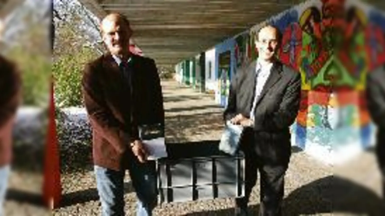 Keine schwere  (Foto: Rektor Sven Friedel (l.) und Dr. Klaus Beckschulte vom Börsenverein des Deutschen Buchhandels tragen die Bücherkiste in die Bücherei.)