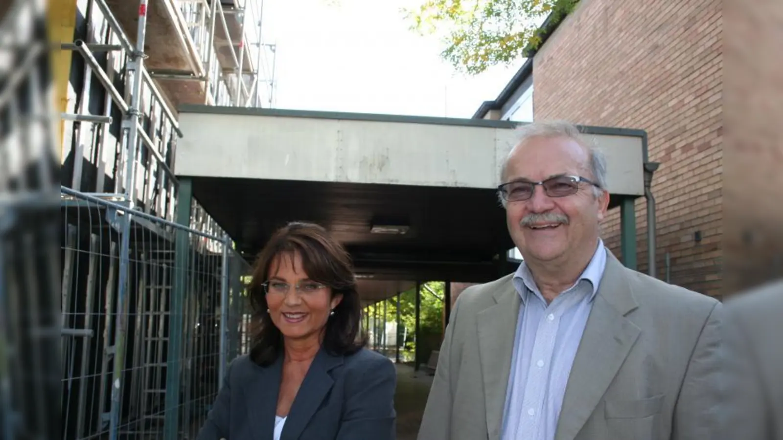 Johanna Marek und Rupert Knödl freuen sich darüber, dass die Turnhalle ihrer Schule wieder benutzt werden kann. Bald wird auch das Schulgebäude moderner aussehen als bisher. (Foto: tg)