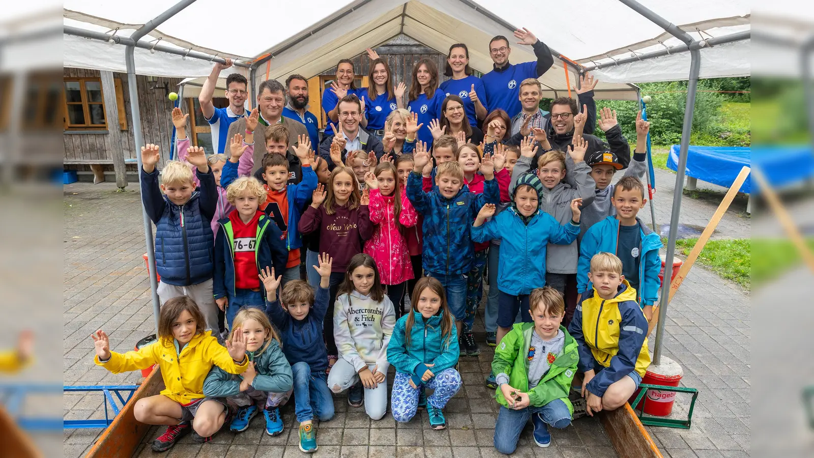 Die Delegation rund um Landrat Stefan Frey wurde herzlich von den Kindern und dem ehrenamtlichen Betreuerteam begrüßt. (Foto: Landratsamt Starnberg)