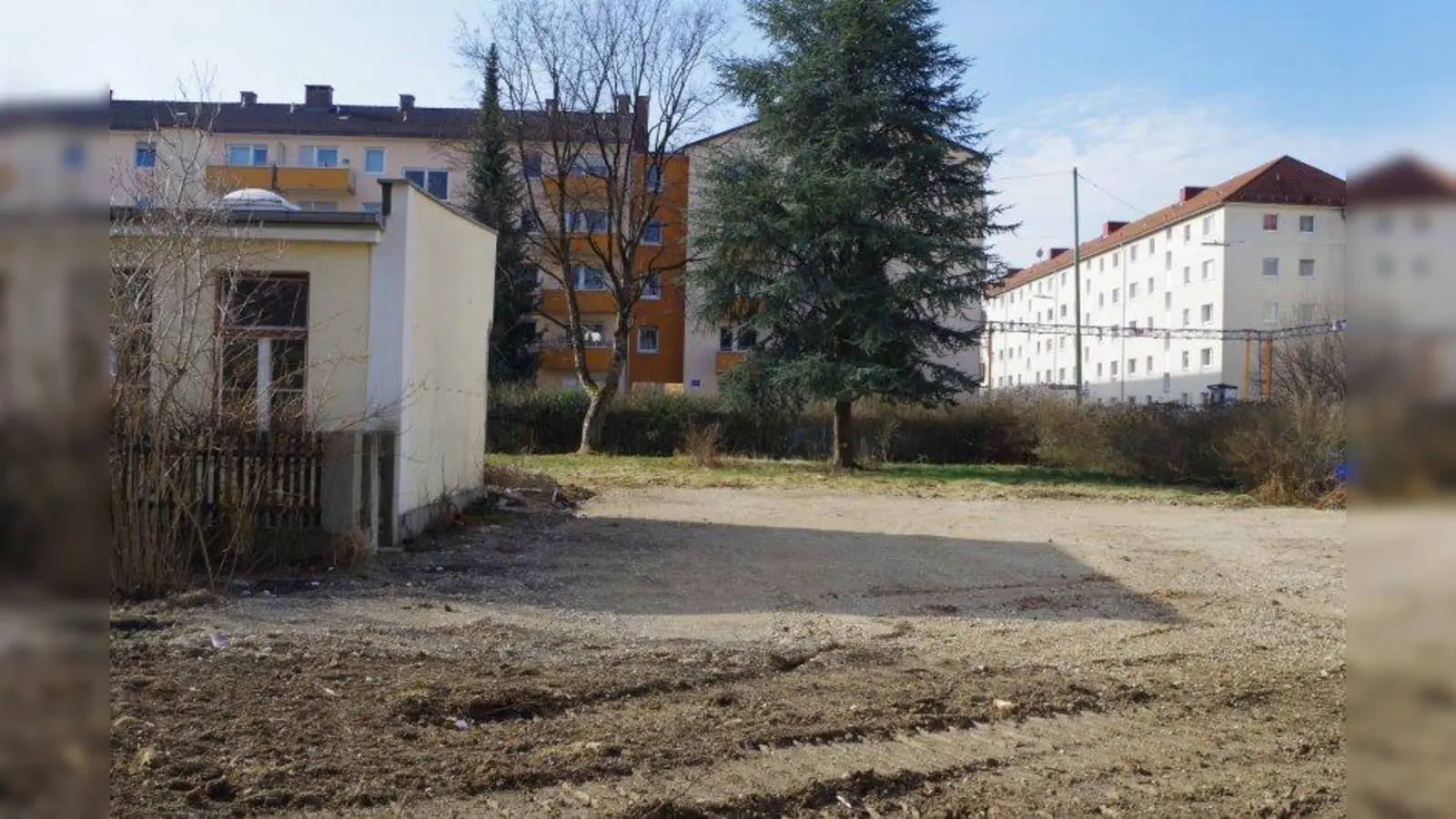 Hier, an der Ecke Mitterhoferstraße/ Schäufeleinstraße, sollen demnächst ein Wohnheim mit 35 Wohnungen und zwei Häuser mit 40 Appartements entstehen. (Foto: kö)