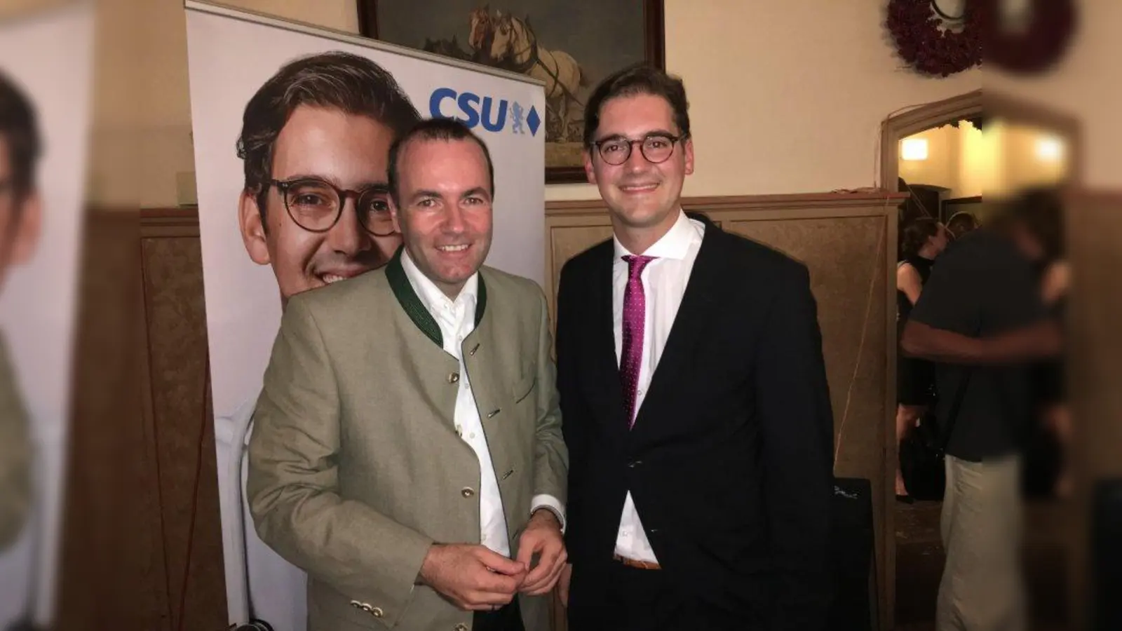 Im „Alten Wirt” in Obermenzing erläuterte Manfred Weber, der auch stellvertretender Parteivorsitzende der CSU ist, wie man Wohlstand und Sicherheit halten kann. Bundestagskandidat Stephan Pilsinger (rechts) hatte ihn eingeladen. (Foto: CSU)