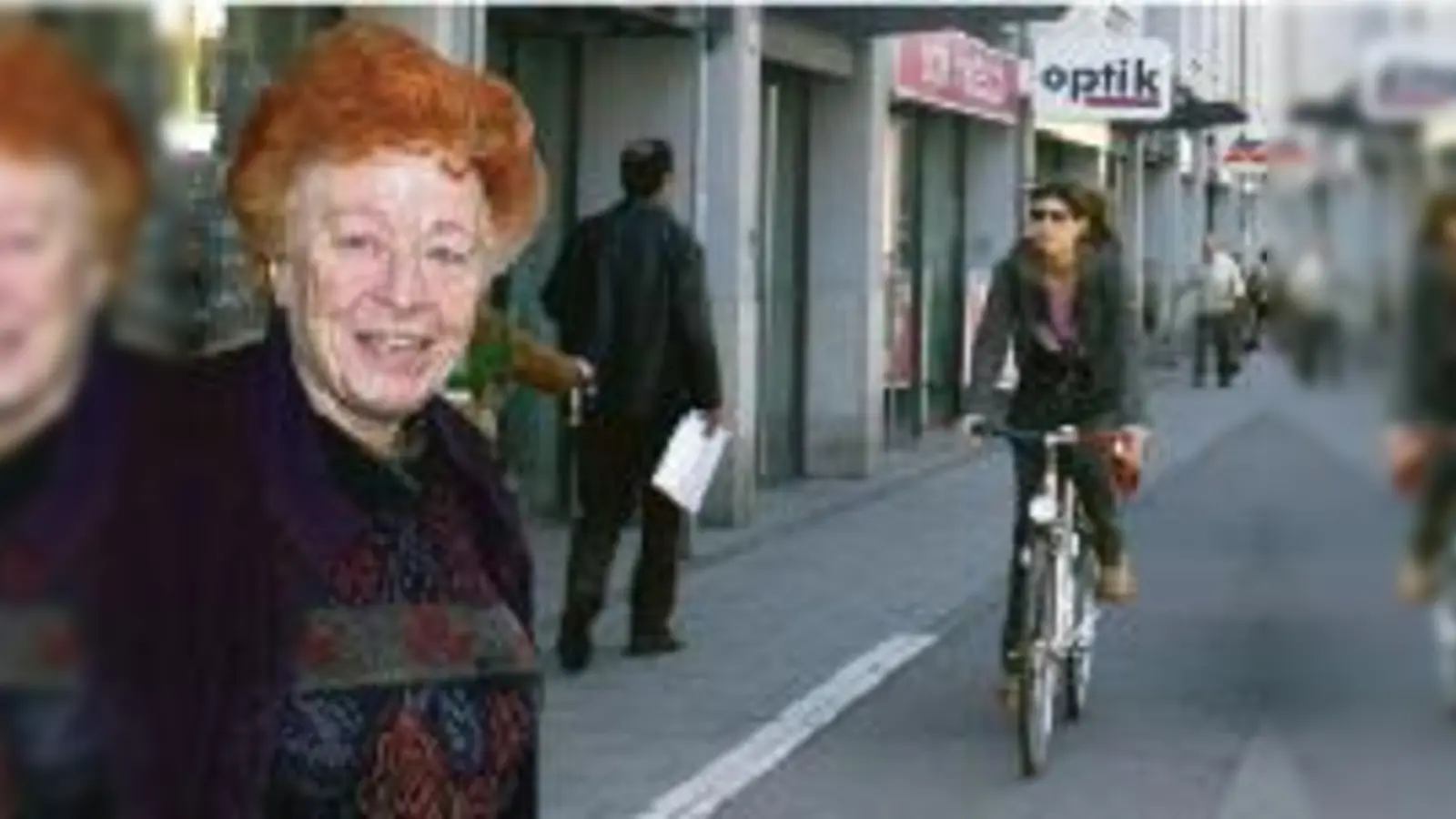 Auch an einem Montagvormittag kommt es es zwischen Degenfeld- und Ansprengerstraße regelmäßig zu heiklen Situationen: BA-Mitglied Brigitte Gmelin und der gesamte BA fordern getrennte Wege für Fußgänger und Radler. (Foto: ms)