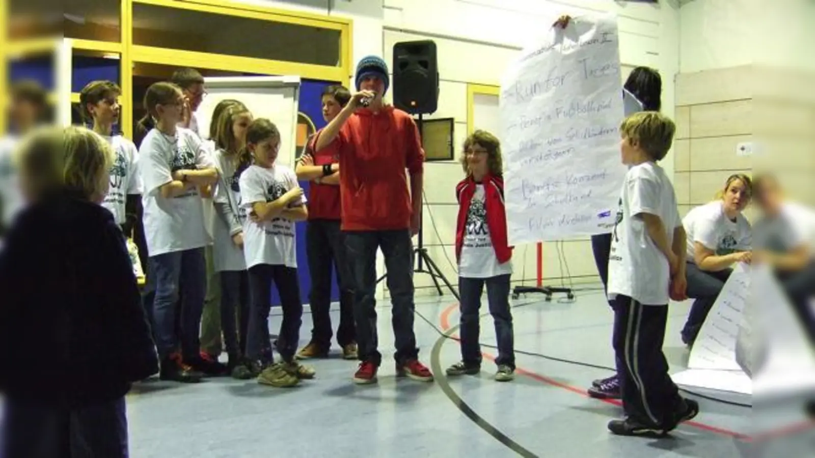 Organisator Niklas (Bildmitte) veranstaltete am Wochenende die erste Kinderakademie in Hohenbrunn. Das Ziel: möglichst viele Bäume pflanzen.	 (Foto: aba)