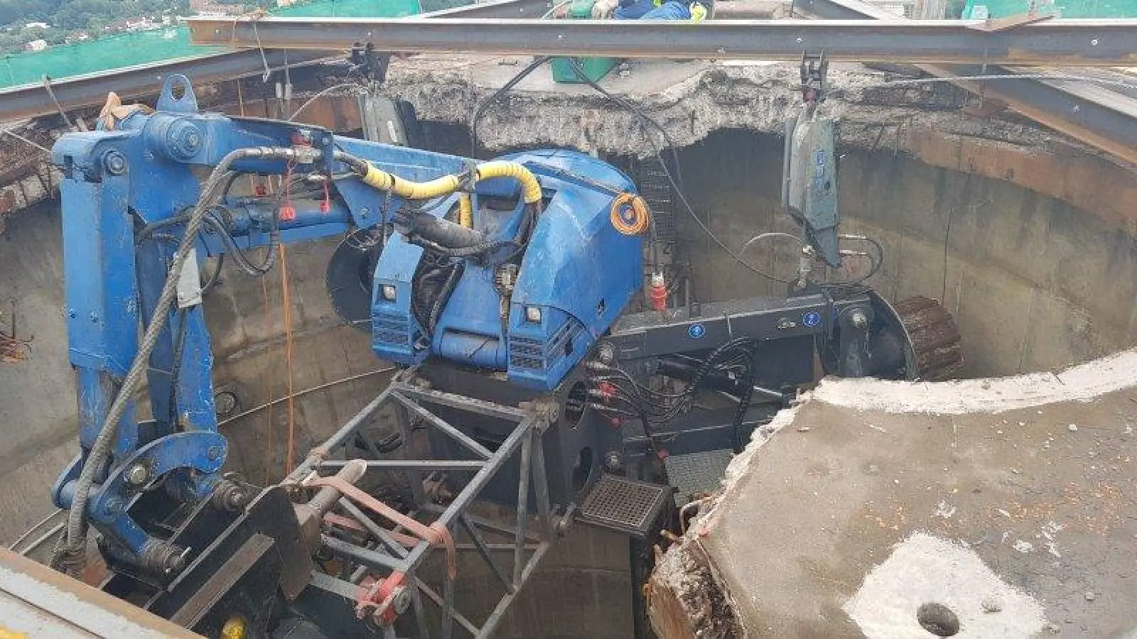 Das Abbruchgerät ist auf dem Kaminkopf angekommen. Ferngesteuert reisst es in den kommenden Monaten die Kaminhülle von oben nach unten ab. (Foto: SWM)