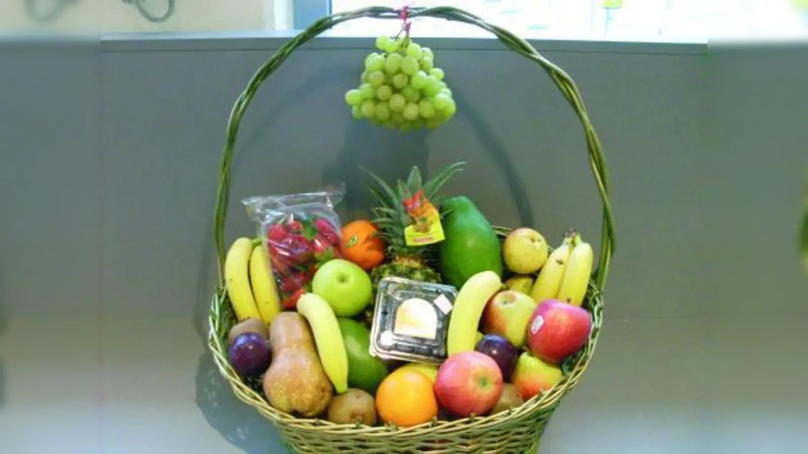 Diesen Präsentkorb mit frischen Früchten durften die Kleinen mit in den Kindergarten nehmen. (Foto: pi)