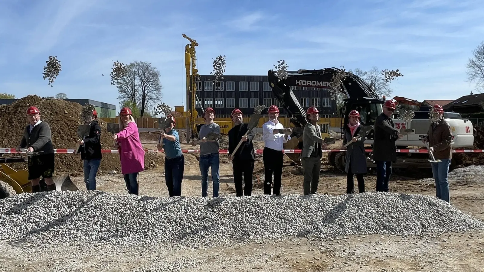 Bürgermeister Christoph Schmid (5.v.l.) und Architekt Ludwig Karl (4. v. l.) haben gemeinsam mit Wegbegleitern den 1. Spatenstich für das neue Schulgebäude getan. (Foto: hw)