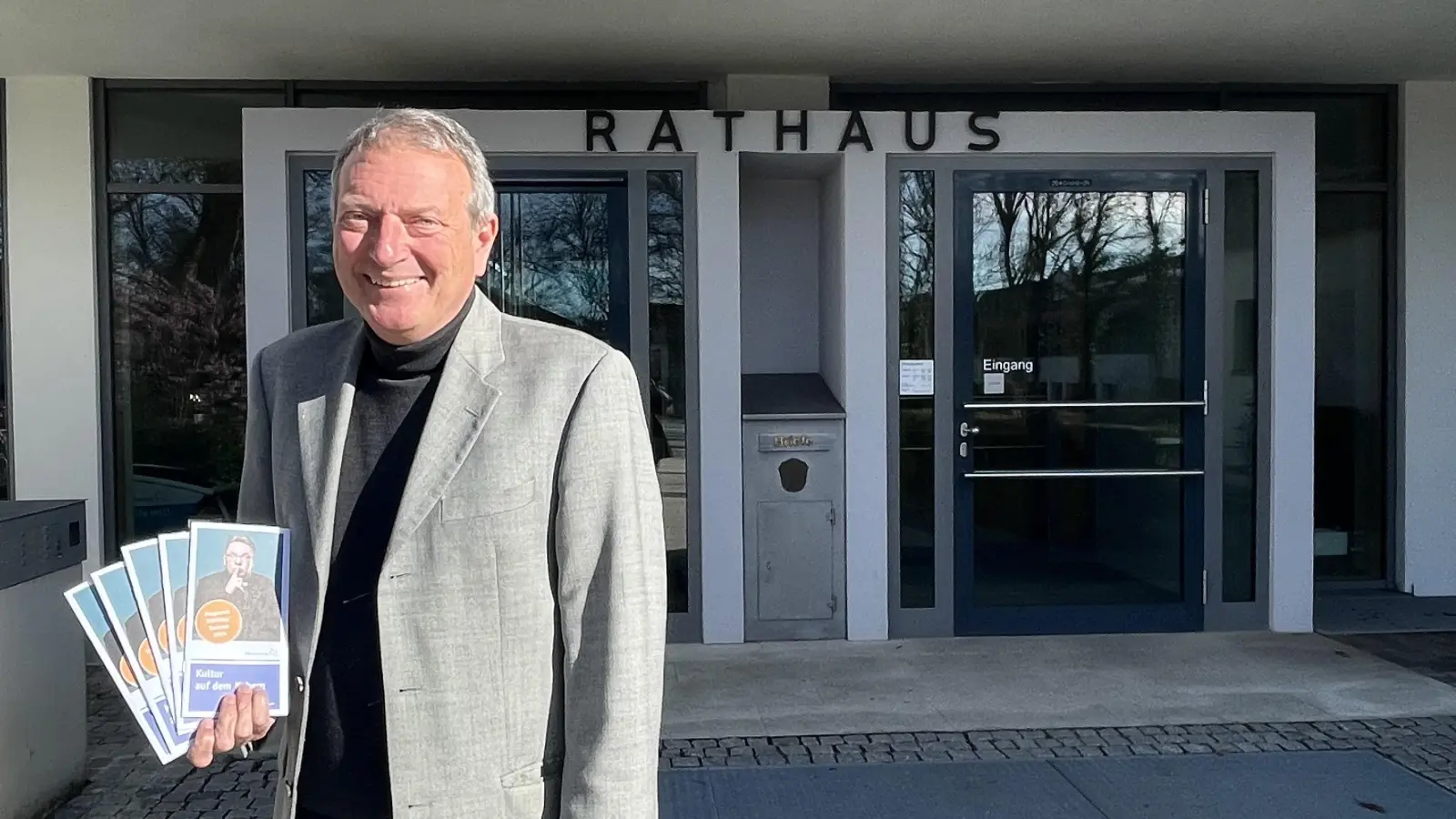 Kulturamtsleiter Volker Böhm präsentiert zum letzten Mal das neue, prall gefüllte Kulturprogramm, bevor er die Gemeinde Oberhaching verlässt.  (Foto: hw)