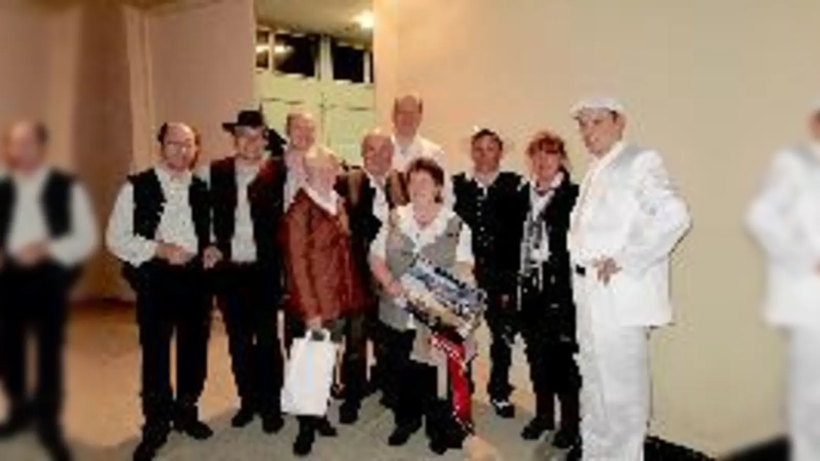 Die glücklichen Gewinner Johanna Fischer, Viktoria Wieland, Marietta Hornburger und Heinz Biehler freuten sich über das Treffen mit den Ausnahmemusikern von den Cuba-Boarischen.  (Foto: hw)