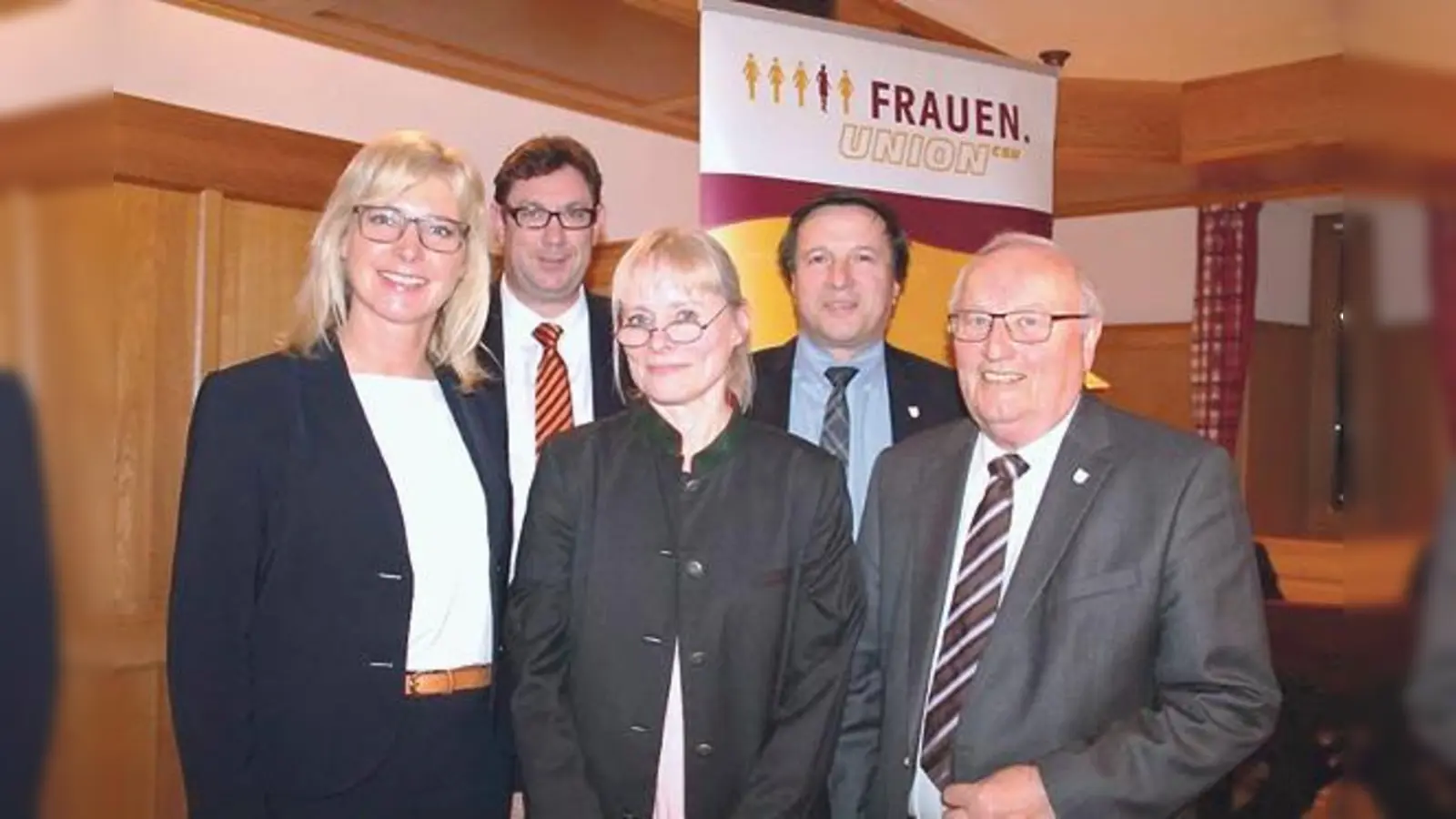 Ulrike Scharf, Martin Bayerstorfer, Dagmar Förster, Max Gotz und Jakob Mittermeier (v. li.) bei der Festveranstaltung der Erdinger Frauenunion.	 (Foto: VA)