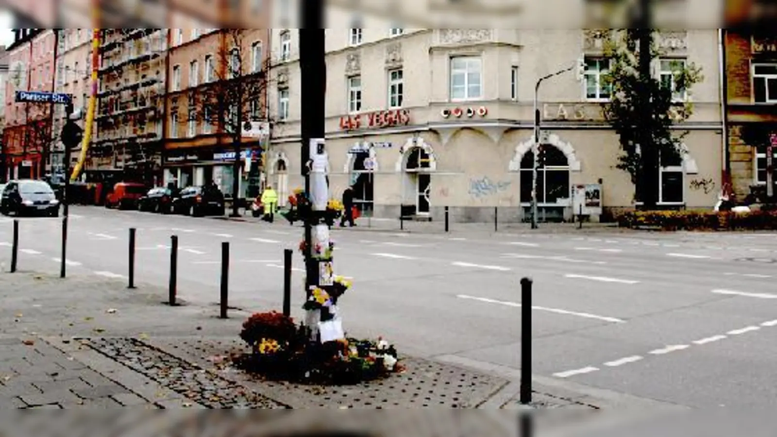 Hier geschah der schreckliche Unfall. Fotos, Blumen, Kerzen und Briefe wurden an einem Baum abgelegt. 	 (Foto: js)