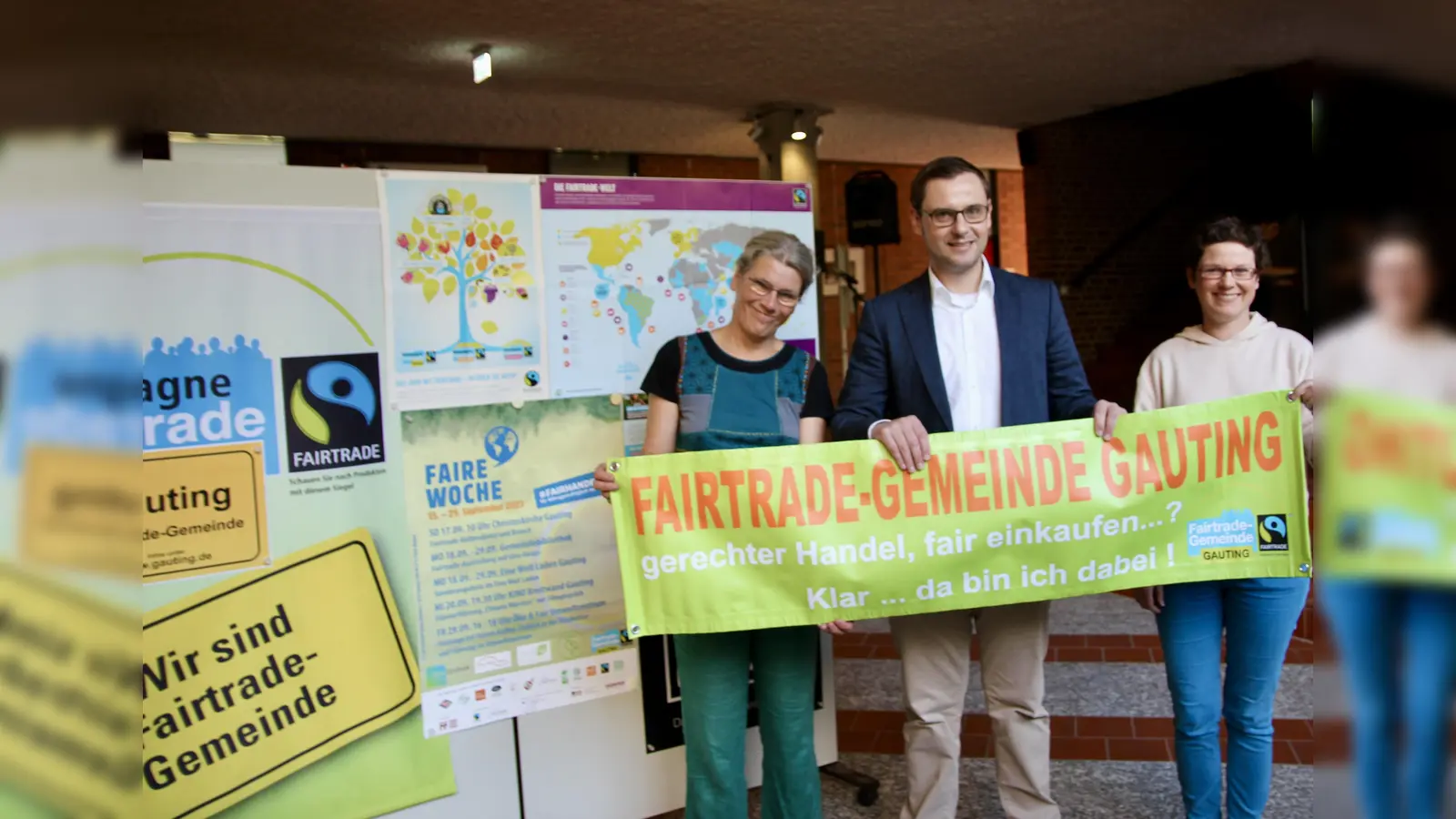 Offizieller Startschuss zur Fairen Woche in Gauting durch Christiane Lüst, dritten Bürgermeister Markus Deschler und Umweltmanagerin Katja Bedenik Schwarzer (v.l.). (Foto: us)
