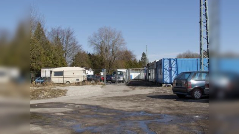 Illegales Wohnen und unrechtmäßigen Autohandel vermuten die BA-Mitglieder auf diese als Grünfläche ausgewiesenen Grundstück an der Georg-Böhmer-Straße. (Foto: Eva Schraft)