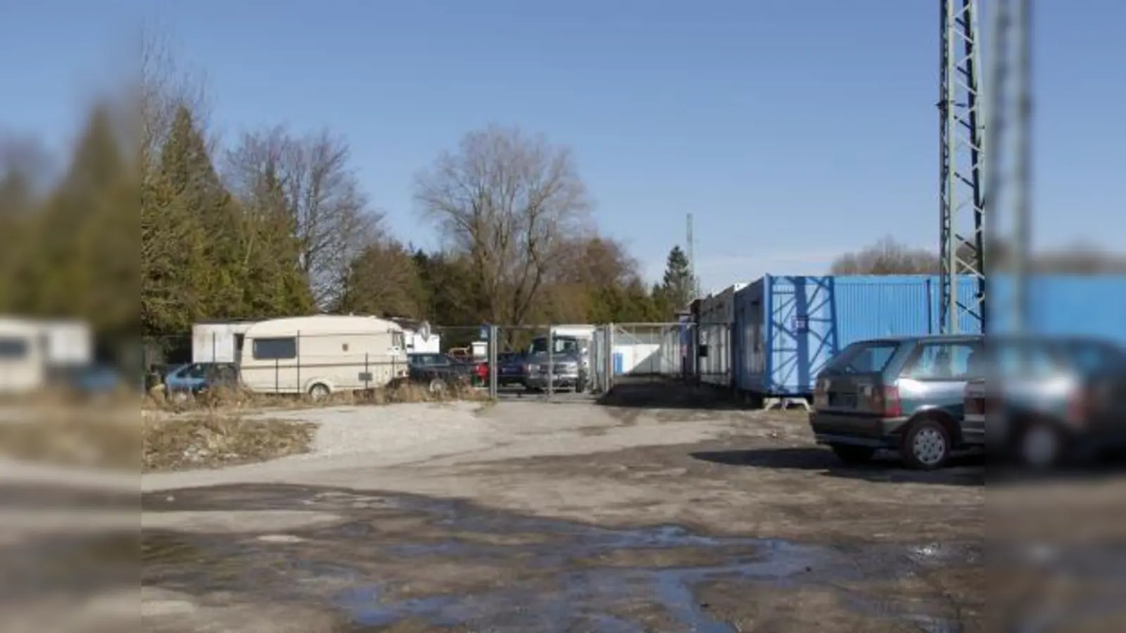 Illegales Wohnen und unrechtmäßigen Autohandel vermuten die BA-Mitglieder auf diese als Grünfläche ausgewiesenen Grundstück an der Georg-Böhmer-Straße. (Foto: Eva Schraft)