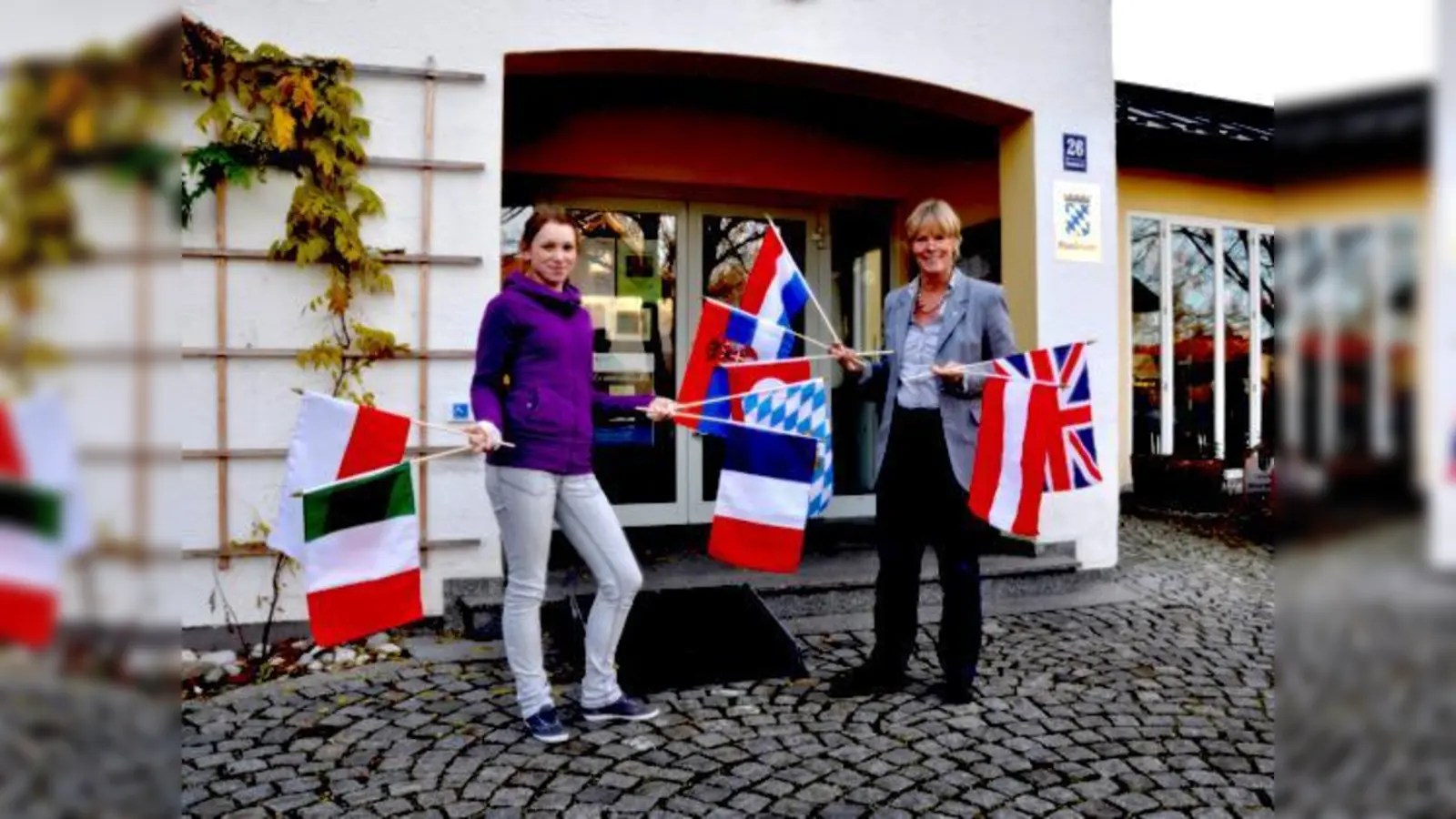 Die Fahnenparade steht schon bereit, Bürgermeisterin Ursula Mayer und Azubi Martina Pöttinger freuen sich schon auf die vielen Veranstaltungen.	 (Foto: esm)