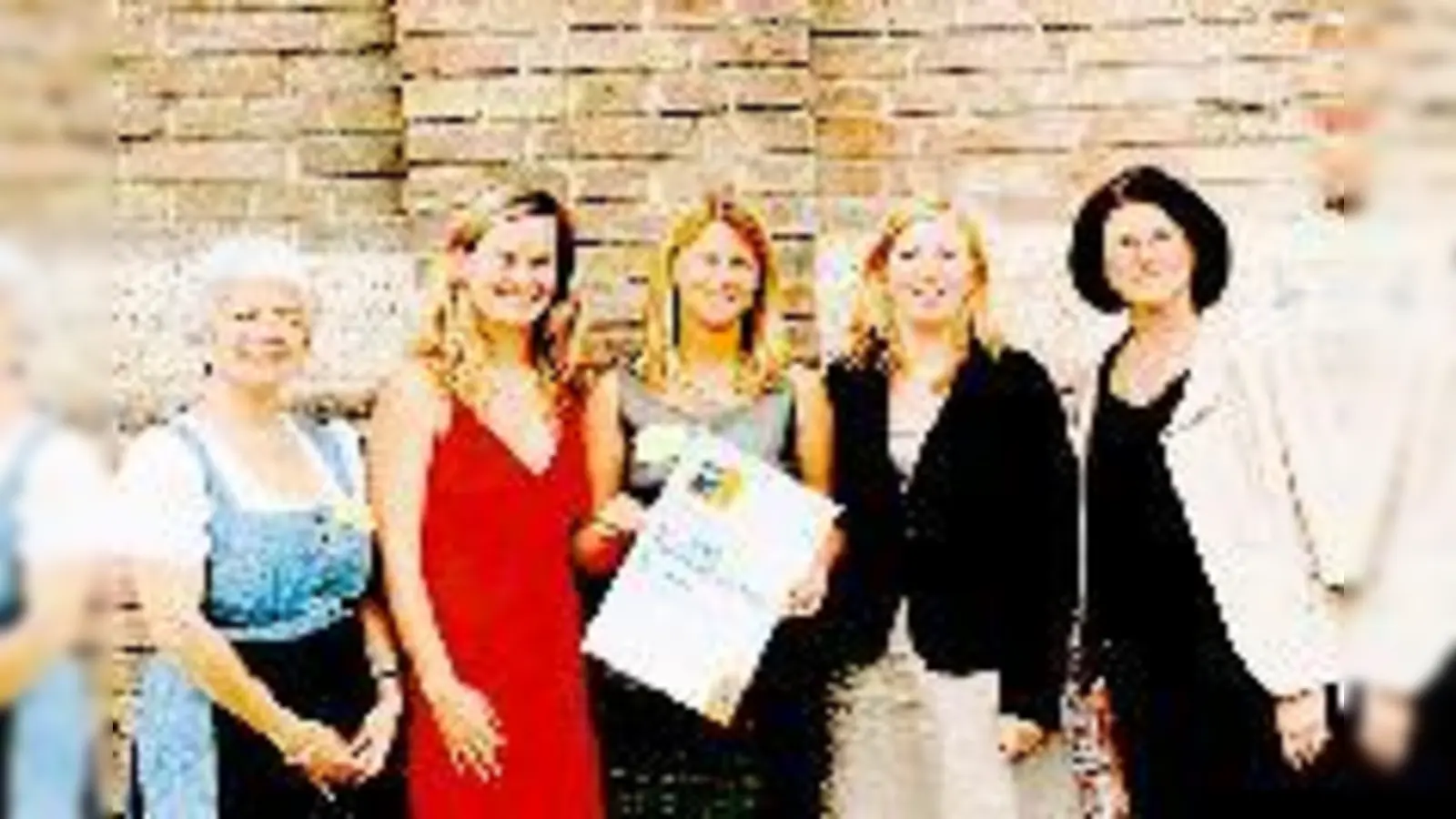 Von links: Rektorin Angelika Köppel, Lehrerin Anja Dietrich, Konrektorin Susanne Löffler, Lehrerin Susanne Köglmeier, und Schulamtsdirektorin Beate Eckert-Kalthoff.  (Foto: Privat)
