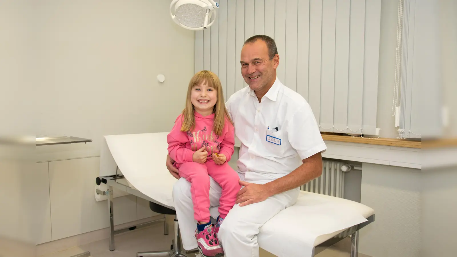 Alles wieder gut. Die kleine Sofia kann beim Kontrolltermin nach ihrem Schulwegunfall strahlen. Dr. Artur Klaiber ist mit dem Heilungsfortschritt zufrieden.  (Foto: Kreisklinik)