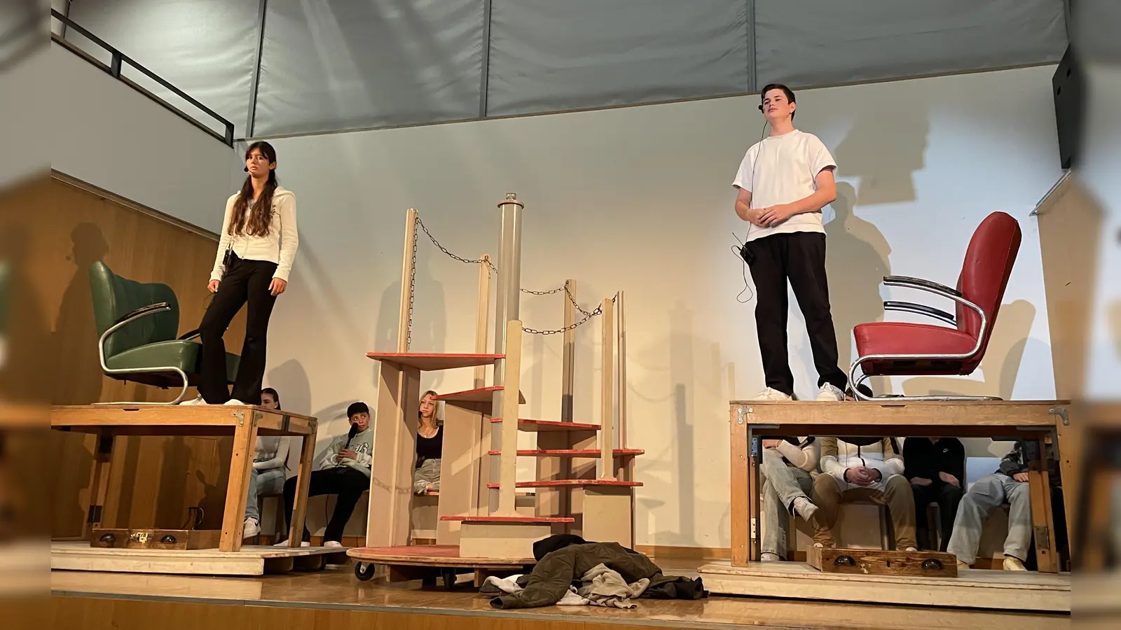 Die Schülerinnen und Schüler lernen, über eigene Probleme zu sprechen und mit den vielen Gesichtern der Depression umzugehen. Zudem werden sie sensibilisiert, bei Freunden und Familie aktiv hinzuschauen und sich frühzeitig Hilfe zu holen. Daher lautet die zentrale Botschaft am Ende der Aufführung: „Du bist nicht allein!“ (Foto: Claudia Wagenführer)