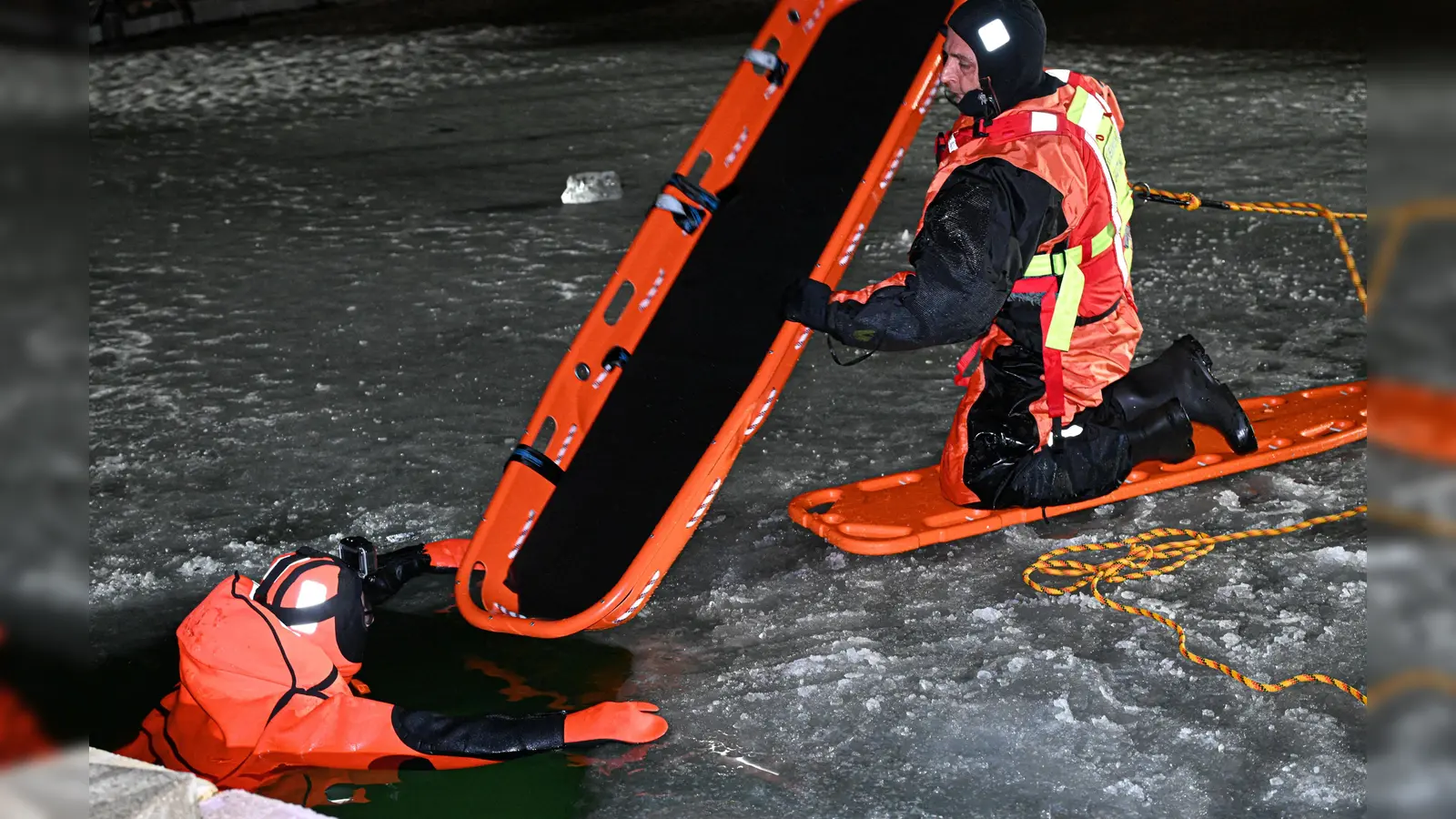 Die Freiwillige Feuerwehr Gauting nutzte die Witterungsbedingungen und führte eine Eisrettungsübung im Sommerbad durch. (Foto: Seider/Feuerwehr Gauting)
