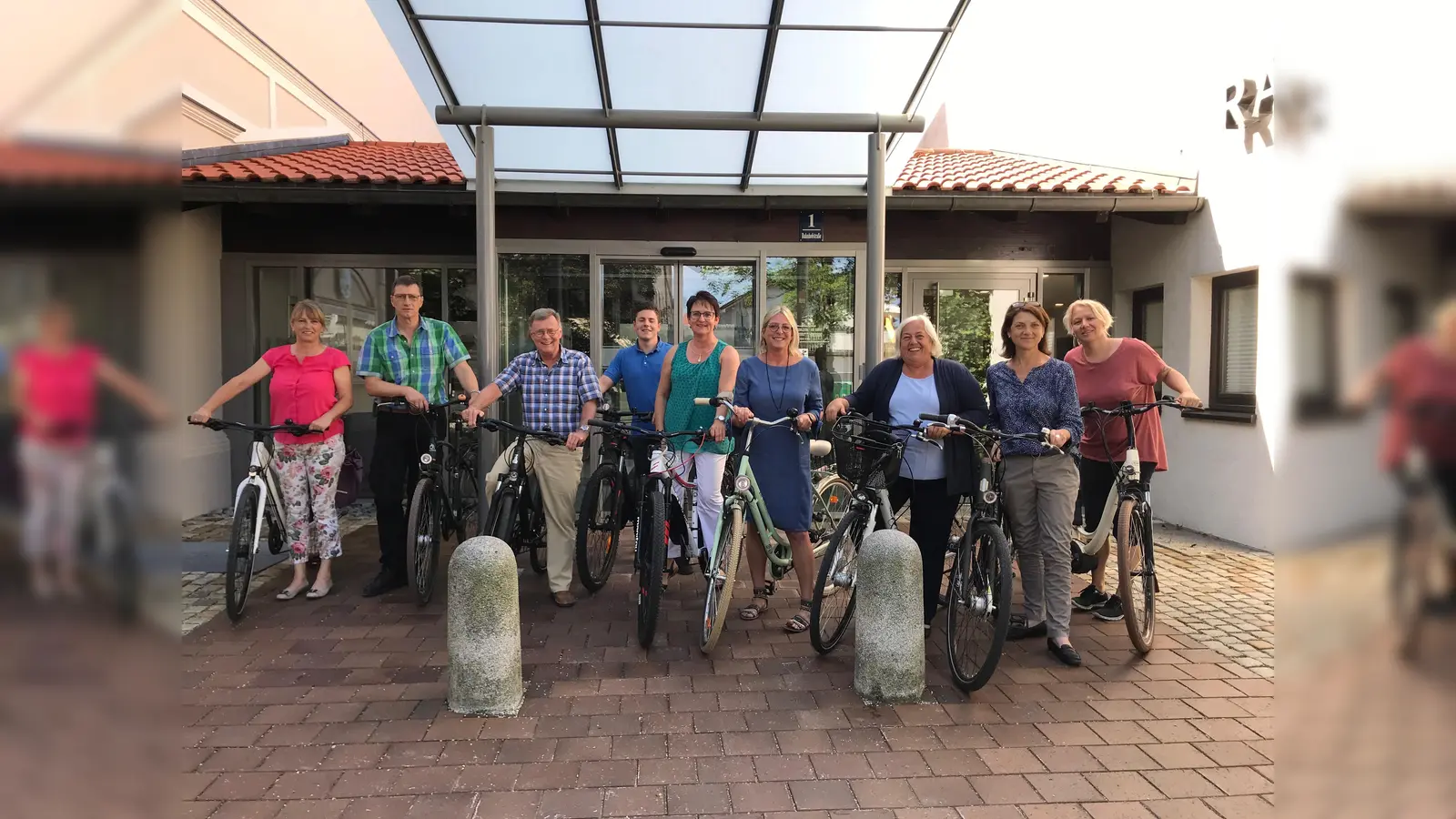 Sauerlachs Bürgermeisterin Barbara Bogner und ihre Rathauscrew, die eifrig mit dem Fahrrad zur Arbeit fährt. (Foto: hw)