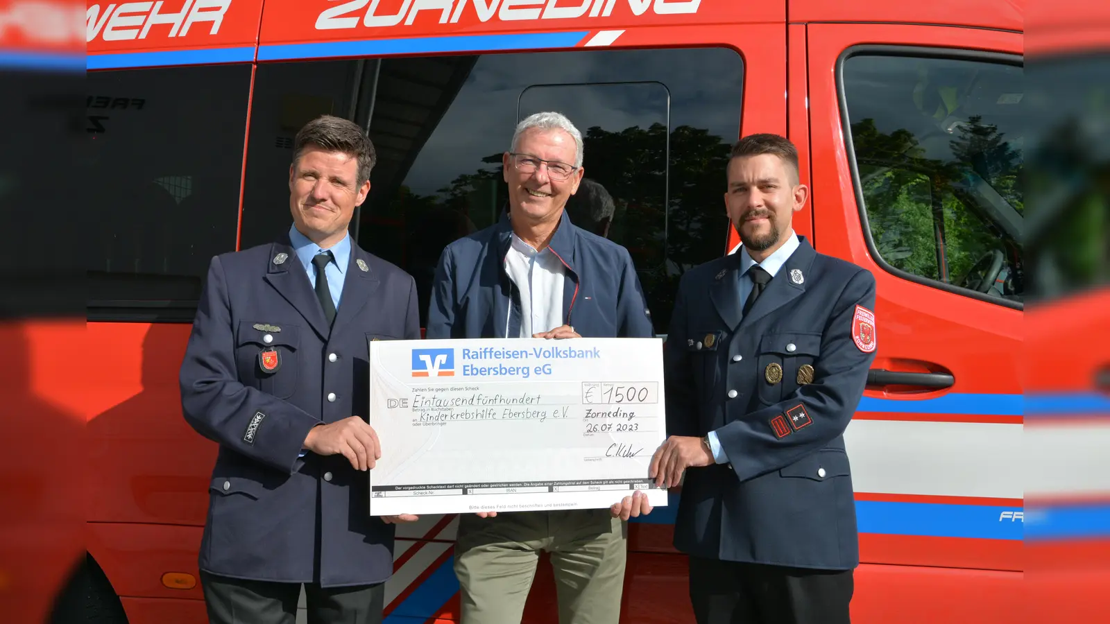 Bei der Scheckübergabe: Kommandant Maximilian Mangstl (l.), 1. Vorstand der Kinderkrebshilfe Ebersberg e.V., Stefan Freytag (m.), 1. Vorstand des Vereins der Freiwilligen Feuerwehr Zorneding, Christian Kuhn (r.). (Foto: FFW Zorneding)