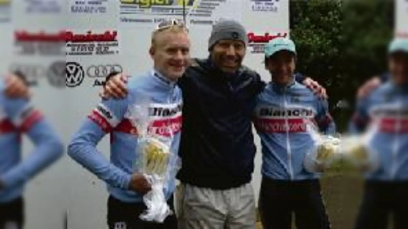 Thorben Nilewski und Florian Fromm (v. li.) freuen sich mit Freund und Sponsor Erik Schmauss (Bianchi Store) über ein tolles Rennen.	 (Foto: Verein)