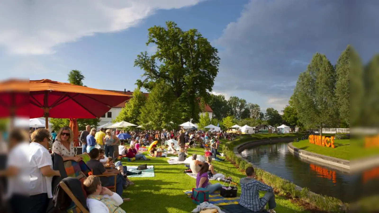Besucher der Gartentage entspannen sich gerne auf der Wiese vor dem Kloster (Foto: pi)