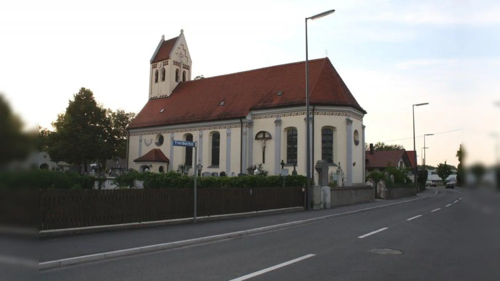 Der Allacher Friedhof und die Kirche St. Peter und Paul liegen direkt an der Eversbuschstraße. Einen Parkplatz gibt es nicht. (Foto: sb)